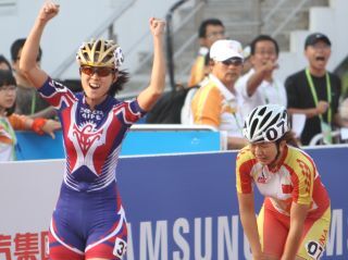 狂賀！！！本屆廣州亞運競速溜冰比賽：本校學生黃郁婷獲500M金牌、駱威霖獲300M銀牌、500M銀牌！圖片