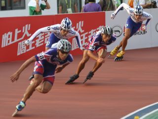 狂賀！！！本屆廣州亞運競速溜冰比賽：本校學生黃郁婷獲500M金牌、駱威霖獲300M銀牌、500M銀牌！圖片