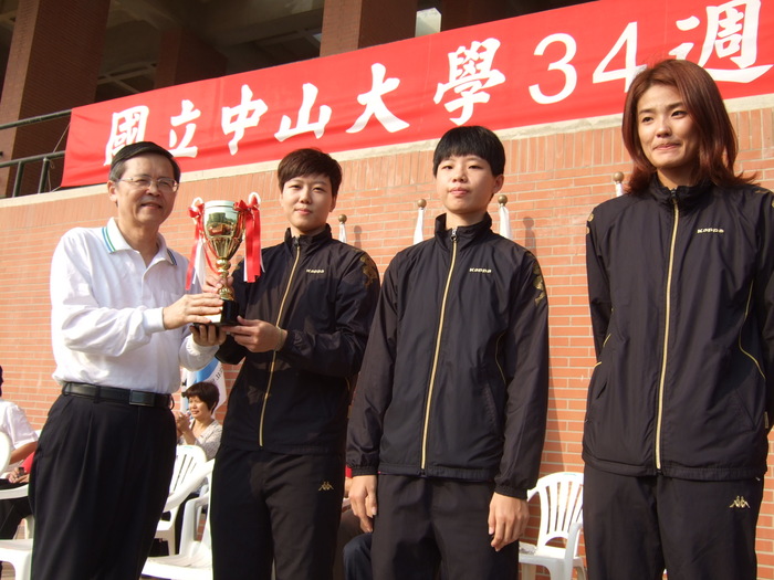 女排校隊獻獎圖片