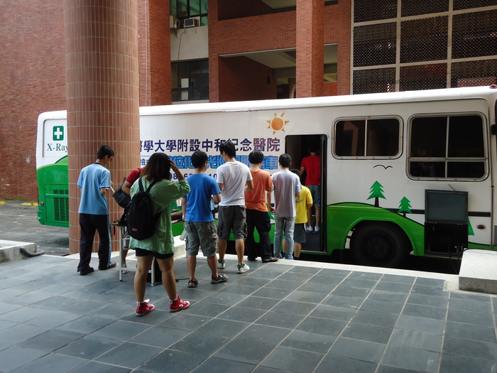 100學年度新生健康檢查圖片